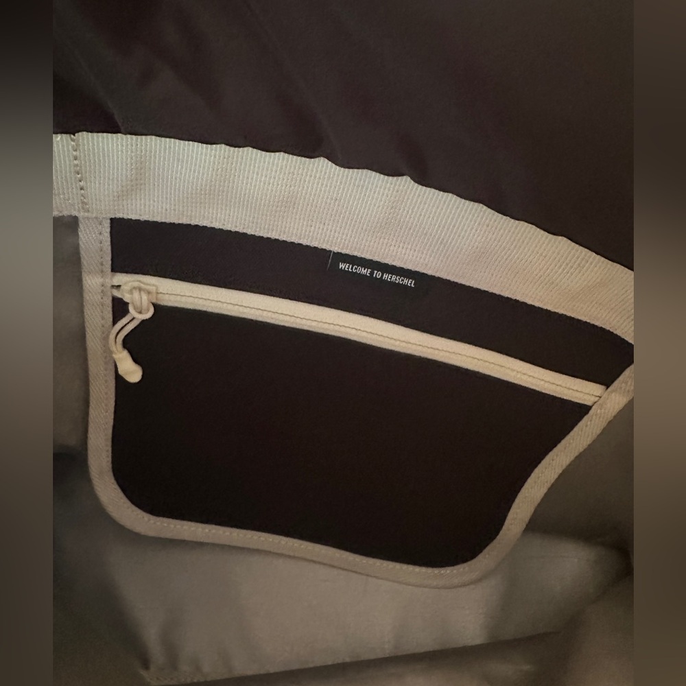 🆕 Pop-In @Nordstrom x Herschel Supply Co Sutton Messenger Bag 🖤🐻 NWT - Picture 4 of 7